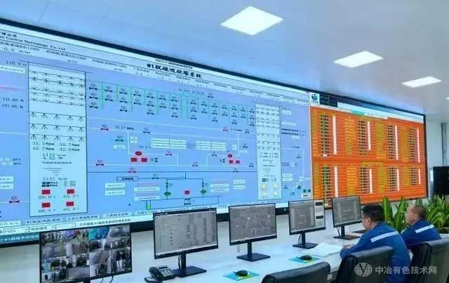 10月10日，位于青海省西寧經(jīng)濟(jì)技術(shù)開發(fā)區(qū)甘河工業(yè)園區(qū)的青海百河鋁業(yè)集控室內(nèi)，工作人員正在監(jiān)測脫硫吸收塔系統(tǒng)運(yùn)行情況。